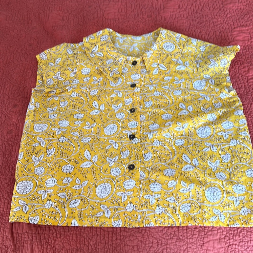 Sleeveless shirt